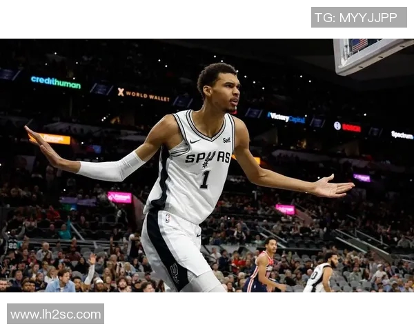 文班亚马首场比赛表现惊人5次盖帽与字母哥隔扣引发热烈讨论