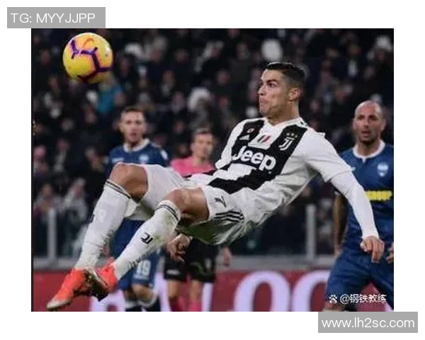 欧冠赛场惊现奇葩瞬间球迷冲入场内抢夺C罗球衣